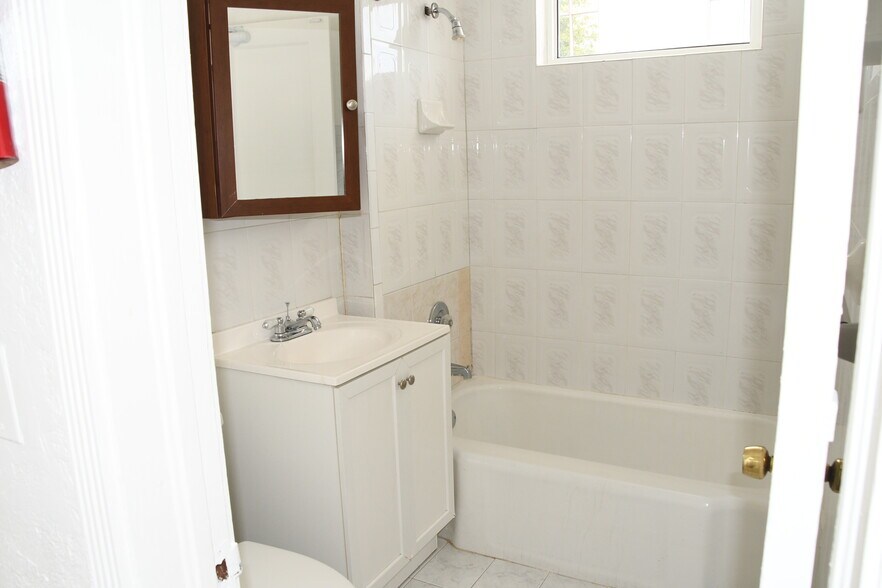 More Photos Of 1920 SW 22nd St, Miami Medical For Lease