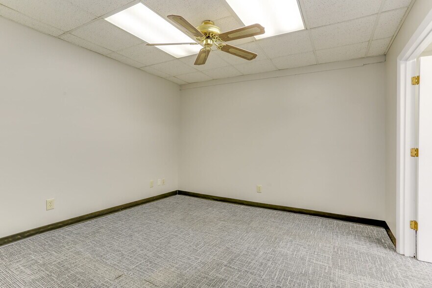 More Photos Of 1222 Executive Blvd, Chesapeake Showroom For Lease