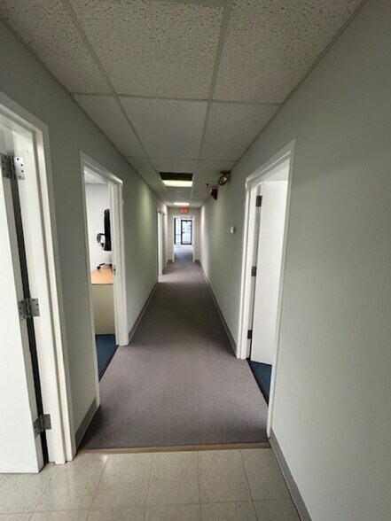 More Photos Of 7 Perimeter Rd, Manchester Light Manufacturing For Lease