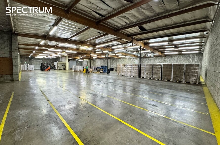 More Photos Of 7727-7729 Burnet Ave, Van Nuys Warehouse For Lease
