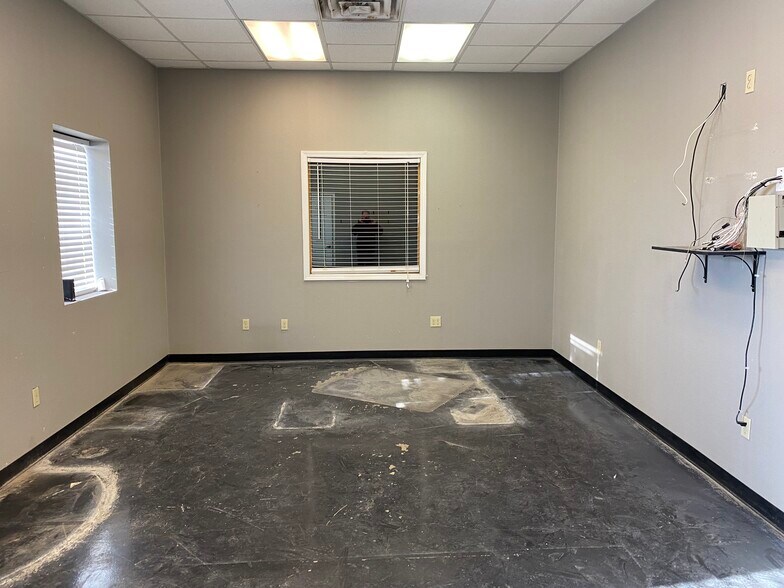 More Photos Of 1010 S Meadow Ave, Odessa Warehouse For Sale