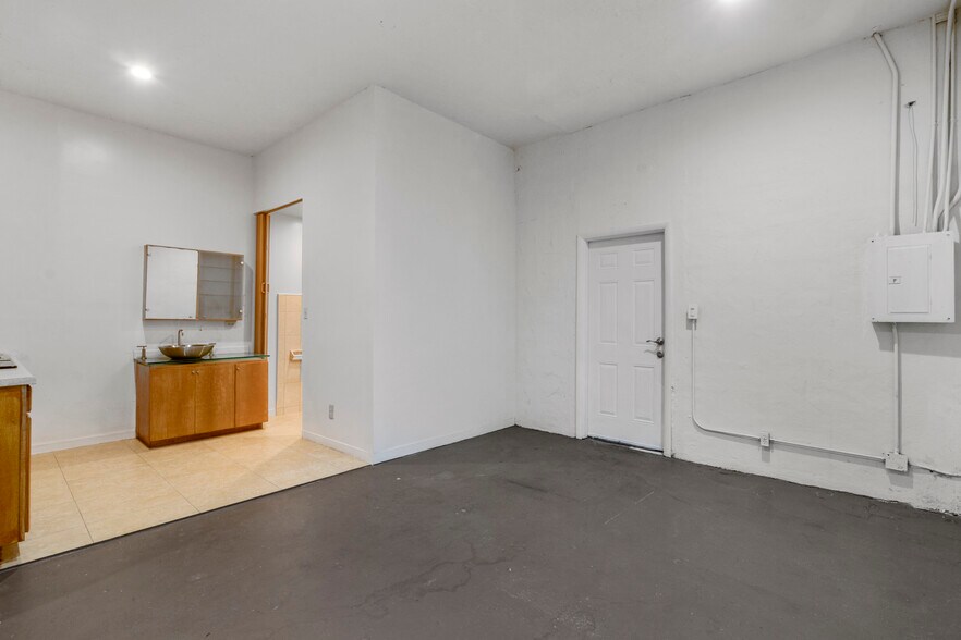 More Photos Of 499 NW 79th St, Miami Auto Repair For Sale