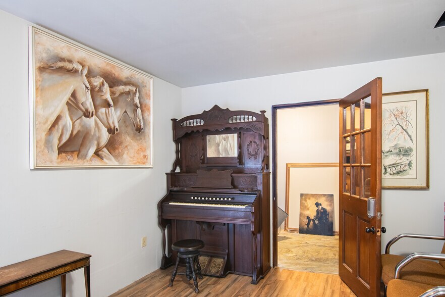 More Photos Of 220 Davenport Blvd, Davenport General Retail For Sale