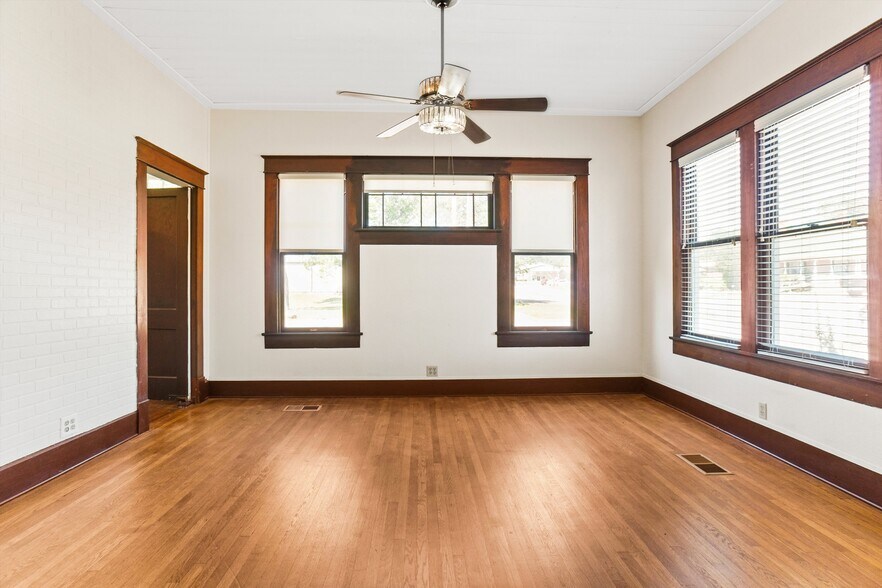 More Photos Of 1116 Lamar Ave, Paris Office For Sale