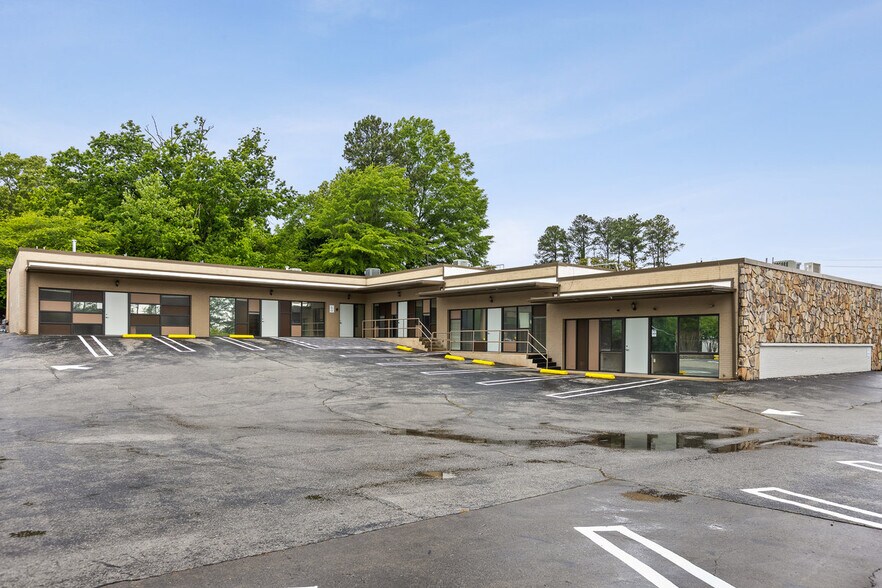 More Photos Of 1401 Applewood Dr, Dalton Medical For Lease