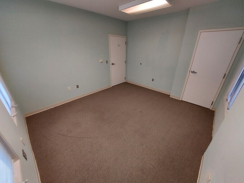 More Photos Of 5015 Southpark Dr, Durham Medical For Lease