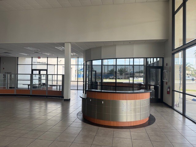 More Photos Of 4625 Wible Rd, Bakersfield Auto Dealership For Lease