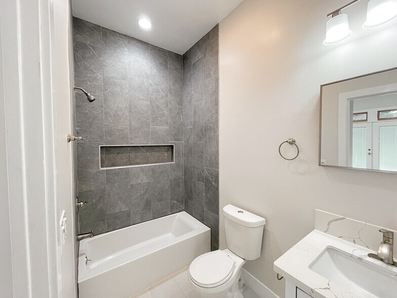 More Photos Of 301 Rivergate Way, Sacramento Multifamily For Sale