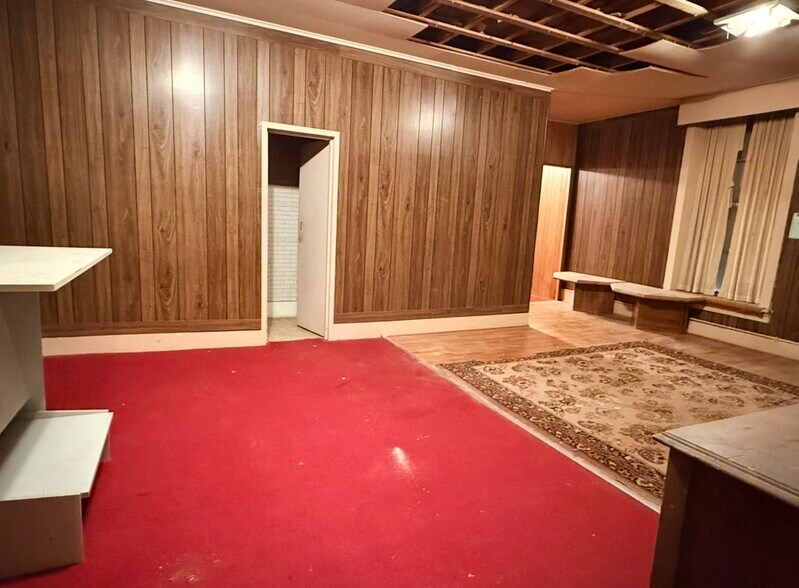 More Photos Of 130 E Main St, Marion Storefront For Sale