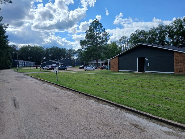 More Photos Of 1000 Broadmeadow Dr, Monticello Apartments For Sale