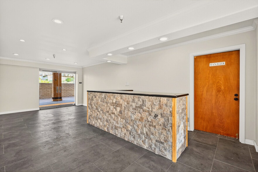 More Photos Of 67485 Hacienda Ave, Desert Hot Springs Hotel For Sale