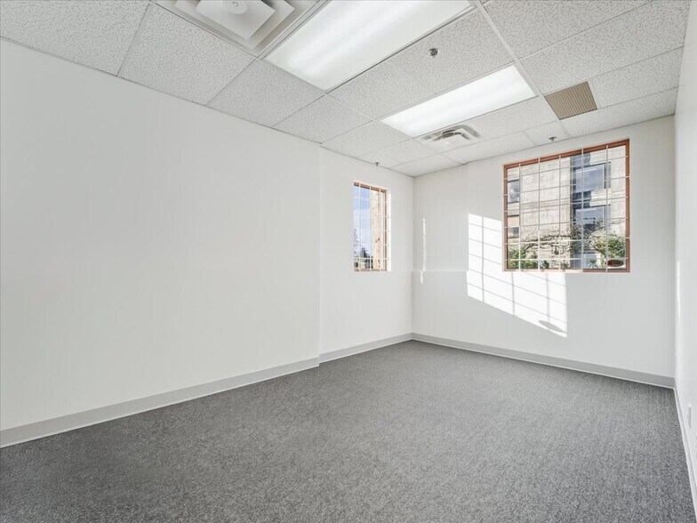 More Photos Of 470-560 Kingsway, Vancouver Storefront For Sale
