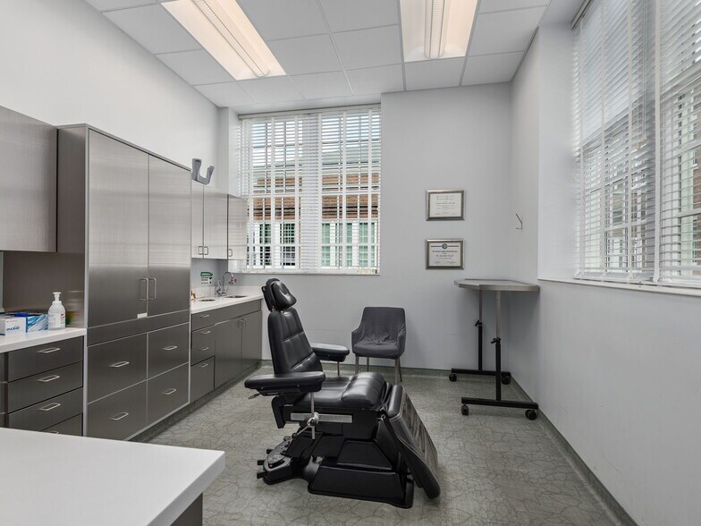 More Photos Of 4 Vanderbilt Park Dr, Asheville Office For Sale