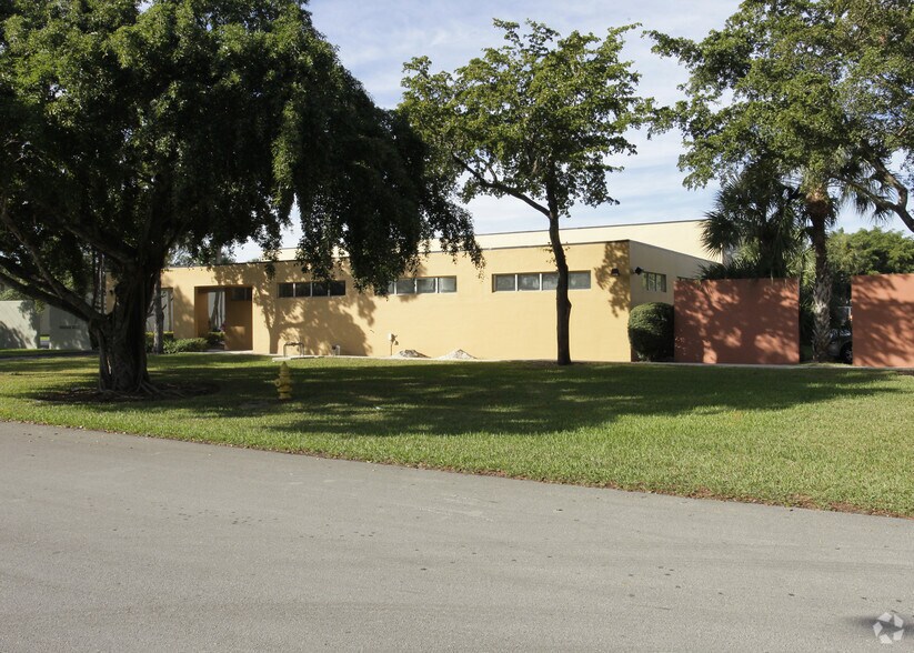 More Photos Of 14000 NW 58th Ct, Miami Lakes Light Distribution For Lease