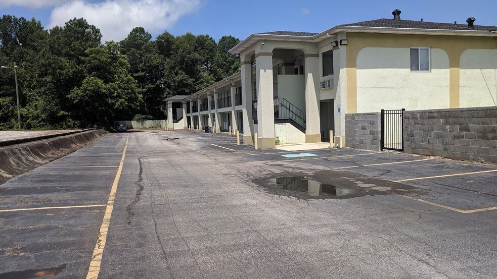 More Photos Of 1709 N Expressway, Griffin Hotel For Sale