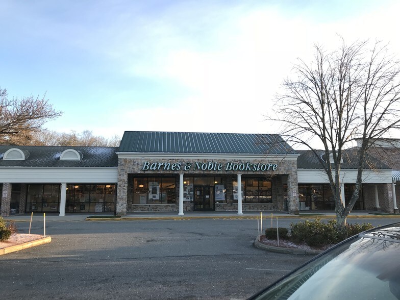 More Photos Of 380 State Rd, Dartmouth Unknown For Lease