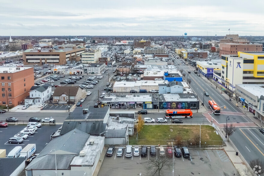 More Photos Of 10 W Columbia St, Hempstead Storefront For Lease