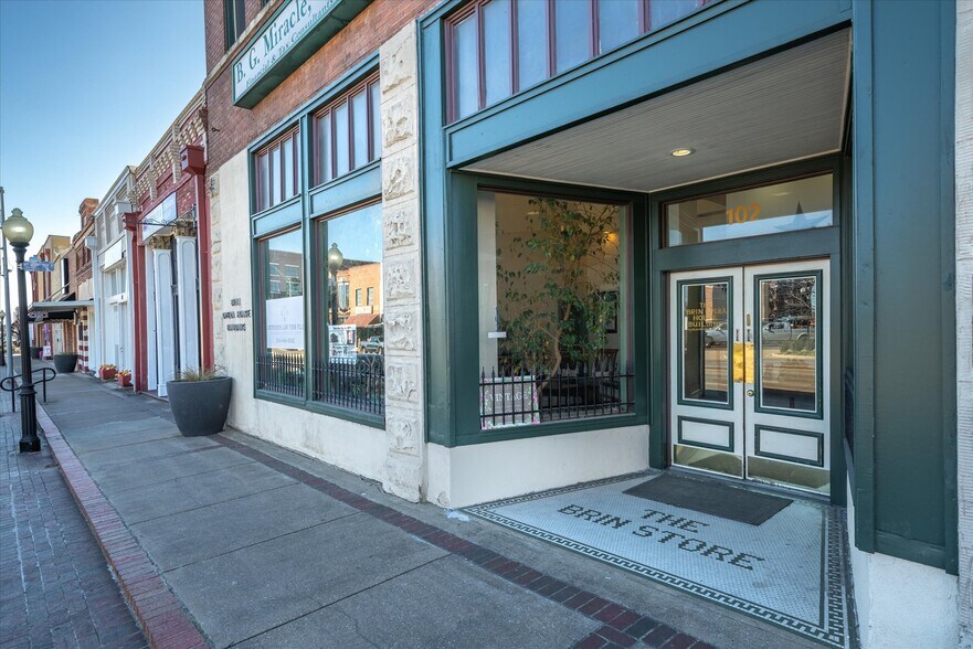 More Photos Of 102 E Moore Ave, Terrell Office For Sale