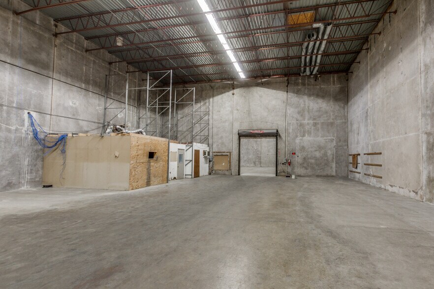 More Photos Of 12925 Lyndon B Johnson Fwy, Garland Showroom For Lease