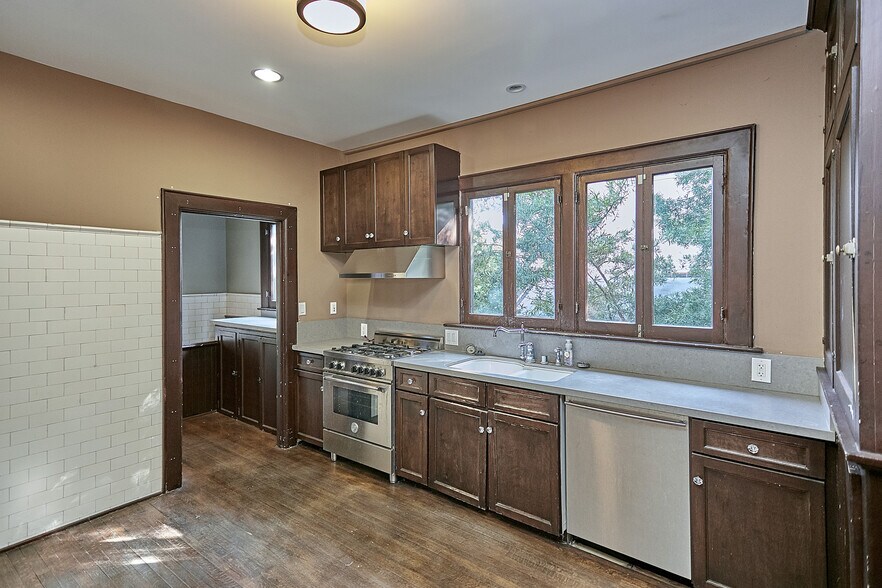 More Photos Of 658 S Bronson Ave, Los Angeles Office Residential For Sale