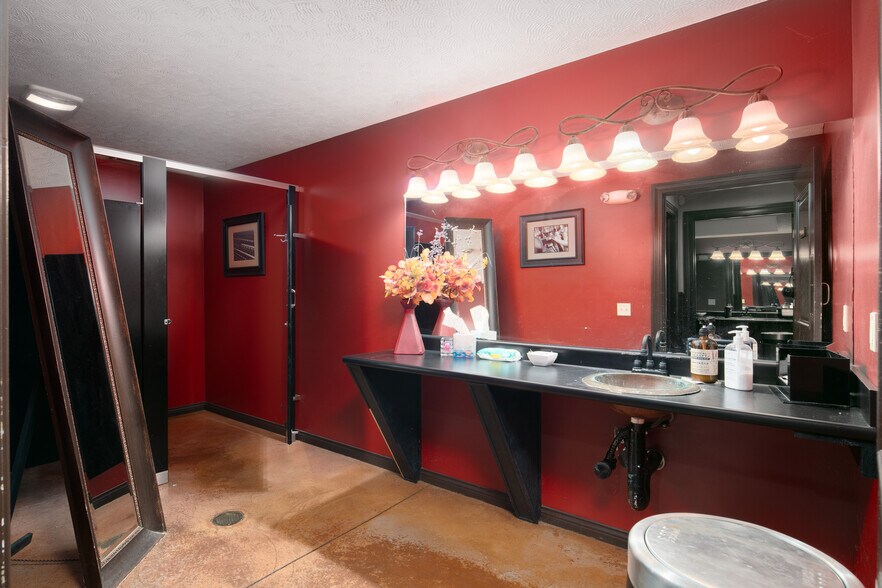 More Photos Of 6825 Old Richmond Rd, Lexington Winery Vineyard For Sale