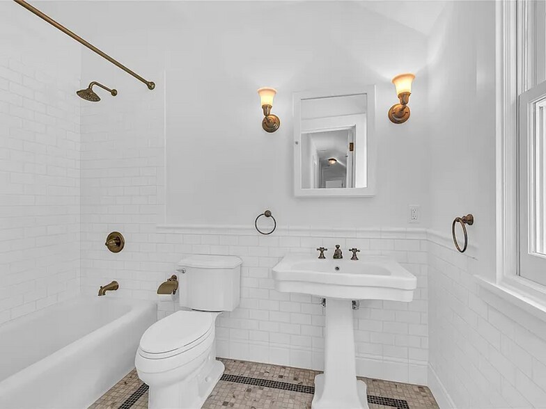 More Photos Of 158 E Shore Rd, Halesite Specialty For Sale