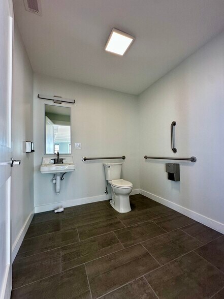 More Photos Of 4024 Hamilton Ave, Cincinnati Freestanding For Lease