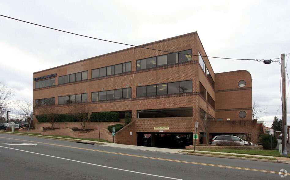 More Photos Of 115 Park St SE, Vienna Medical For Lease