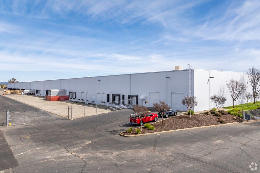 More Photos Of 3130 Venture Dr, Lincoln Distribution For Lease