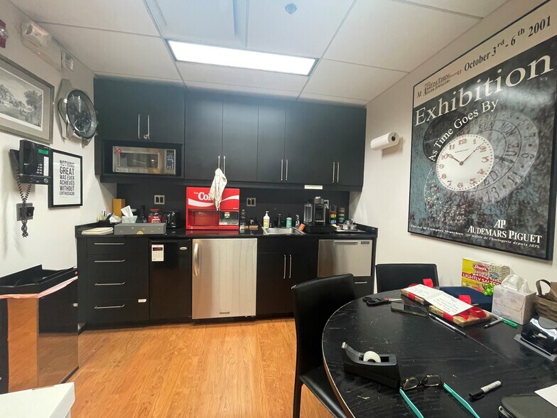 More Photos Of 1913 Sheridan Rd, Highland Park Storefront Retail Office For Sale