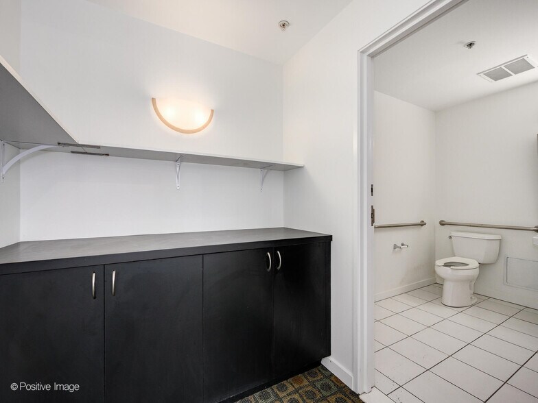 More Photos Of 1831 Benson Ave, Evanston Office For Sale