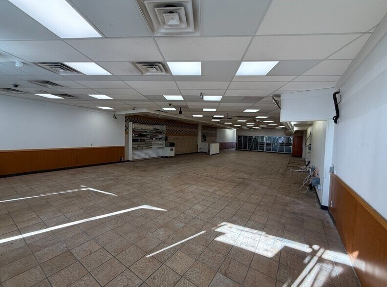 More Photos Of 426-428 Main St, Hyannis Storefront For Lease