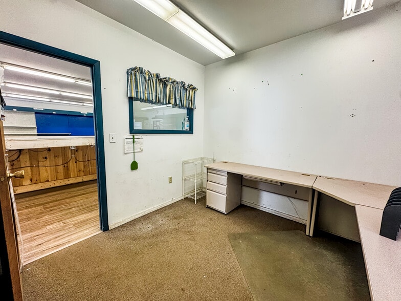 More Photos Of 33 Transport Dr, Bennington Freestanding For Sale