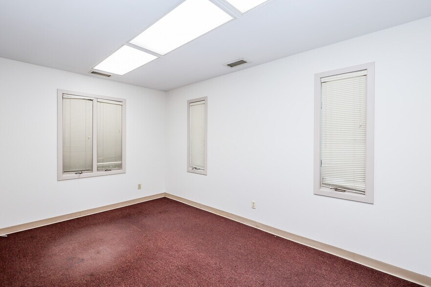More Photos Of 1487 Belk Blvd, Oxford Office For Sale