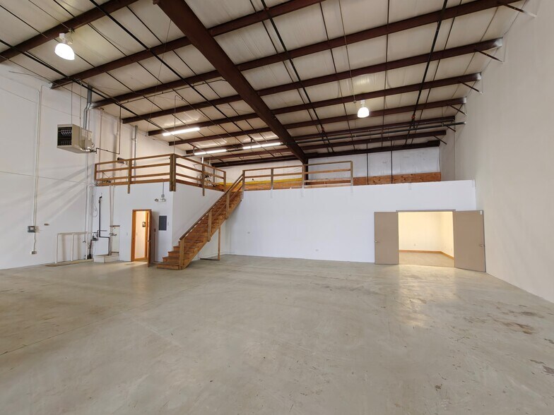 More Photos Of 633 Enterprise Ave, Dekalb Warehouse For Sale
