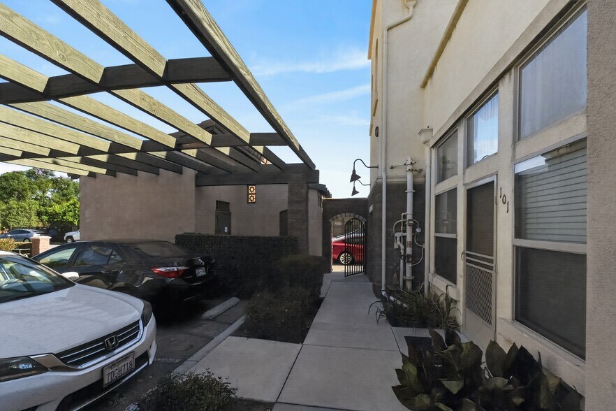More Photos Of 1073 N Ventura Ave, Ventura Storefront Retail Residential For Sale