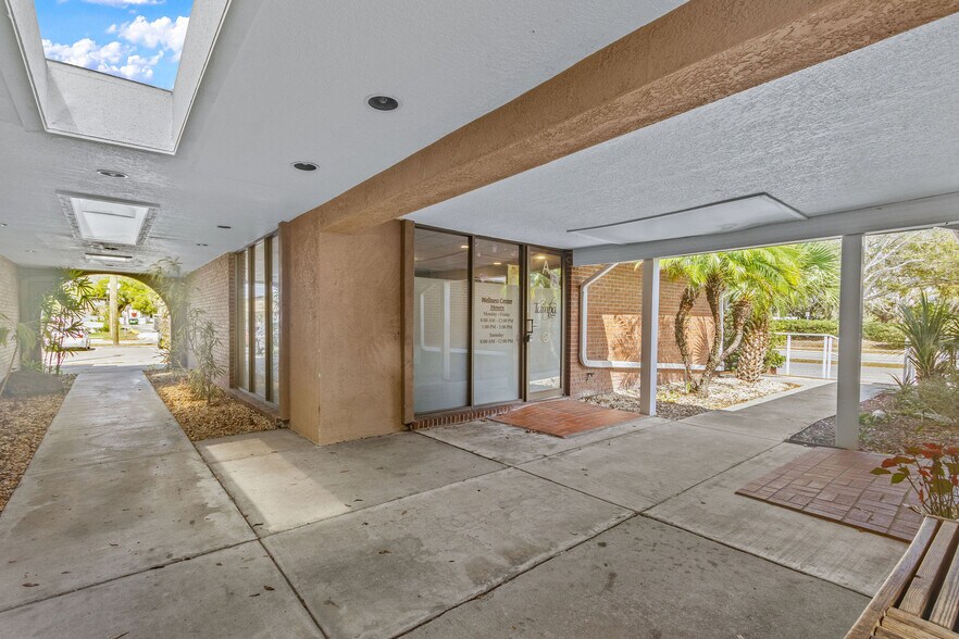 More Photos Of 413 W Robertson St, Brandon Office For Sale