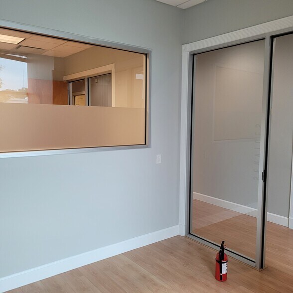 More Photos Of 7751 Kingspointe Pky, Orlando Light Distribution For Lease