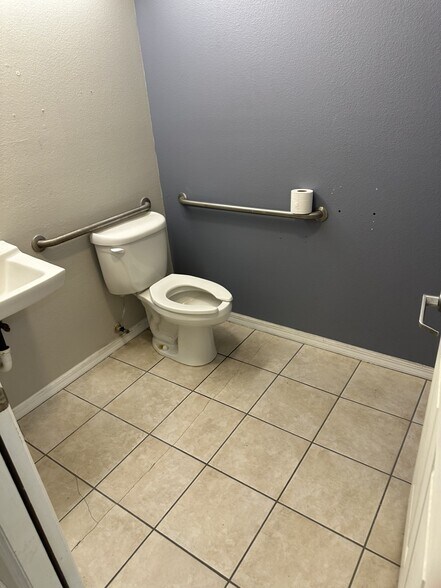 More Photos Of 3111 Skyway Cir, Melbourne Warehouse For Lease