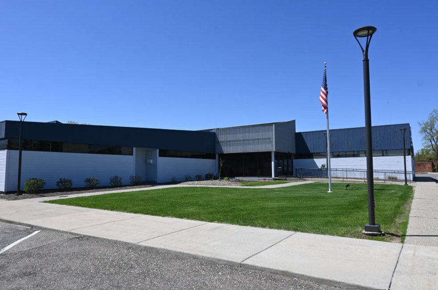 Primary Photo Of 18161 W 13 Mile Rd, Southfield Medical For Lease