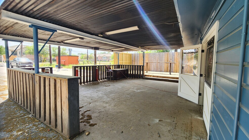 More Photos Of 6225 Greens Rd, Humble Bar For Lease