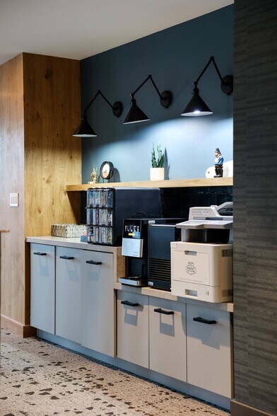 More Photos Of 52 Hanover St, Portland Apartments For Lease