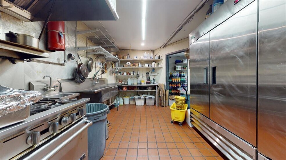 More Photos Of 166 W Park Ave, Long Beach Storefront Retail Office For Sale