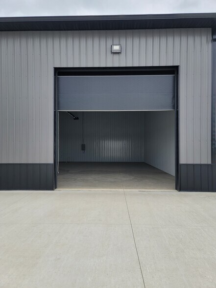 More Photos Of 401 Snyder Dr - Building A, Huxley Flex For Sale