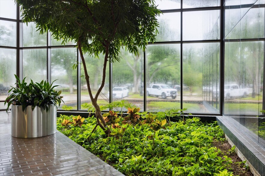 More Photos Of 12727 Featherwood Dr, Houston Office For Lease