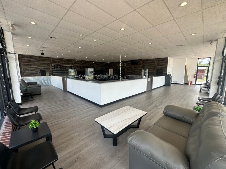 More Photos Of 6530-6534 NW 36th St, Bethany Storefront Retail Office For Lease