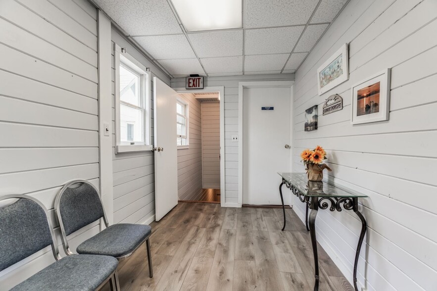 More Photos Of 377 Main St, Center Moriches Storefront Retail Office For Lease