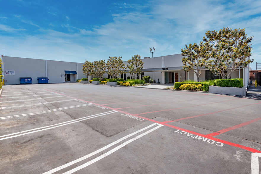 Primary Photo Of 13020 Yukon Ave, Hawthorne Warehouse For Lease