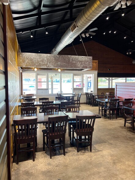 More Photos Of 10811 NE 23rd St, Spencer Restaurant For Lease