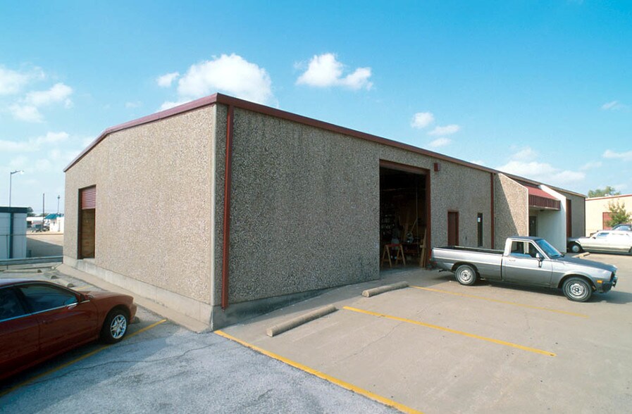 More Photos Of 2205 W Division St, Arlington Light Manufacturing For Lease